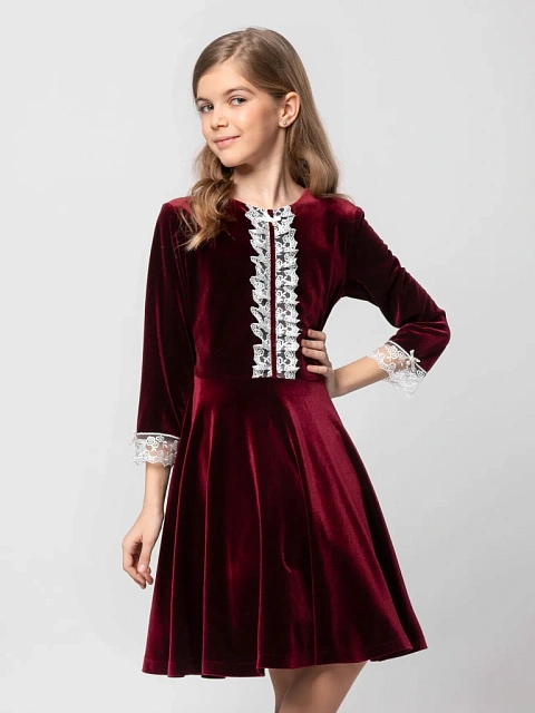 Платье из бархата с кружевом